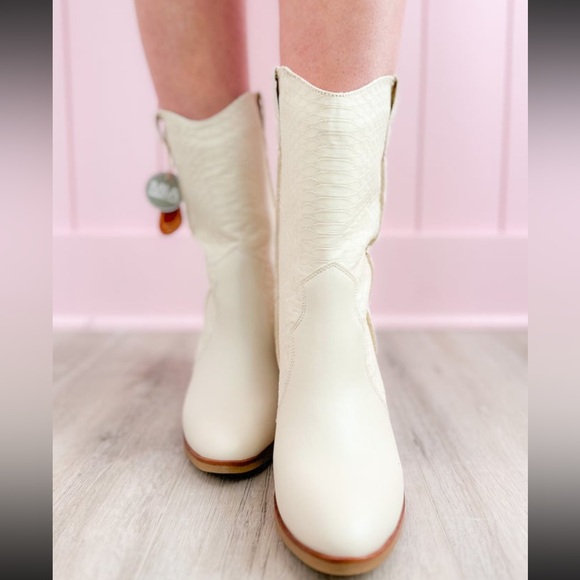 MIA Raylyn faux Snake Skin Detail Boots w/ Western Stitching - Picture 5 of 15